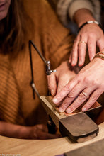 Charger l&#39;image dans la galerie, Atelier Journée - Créez votre 3 bagues en argent - En solo ou à plusieurs